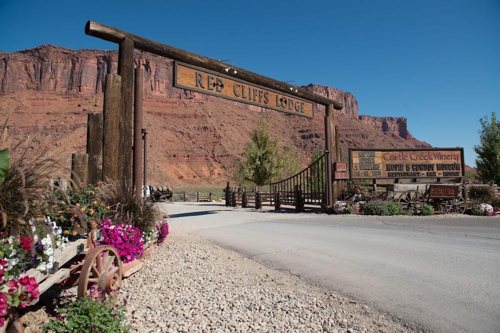 Red Cliffs Lodge Moab Exterior photo